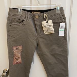Ankle length stretch khaki colored jeans